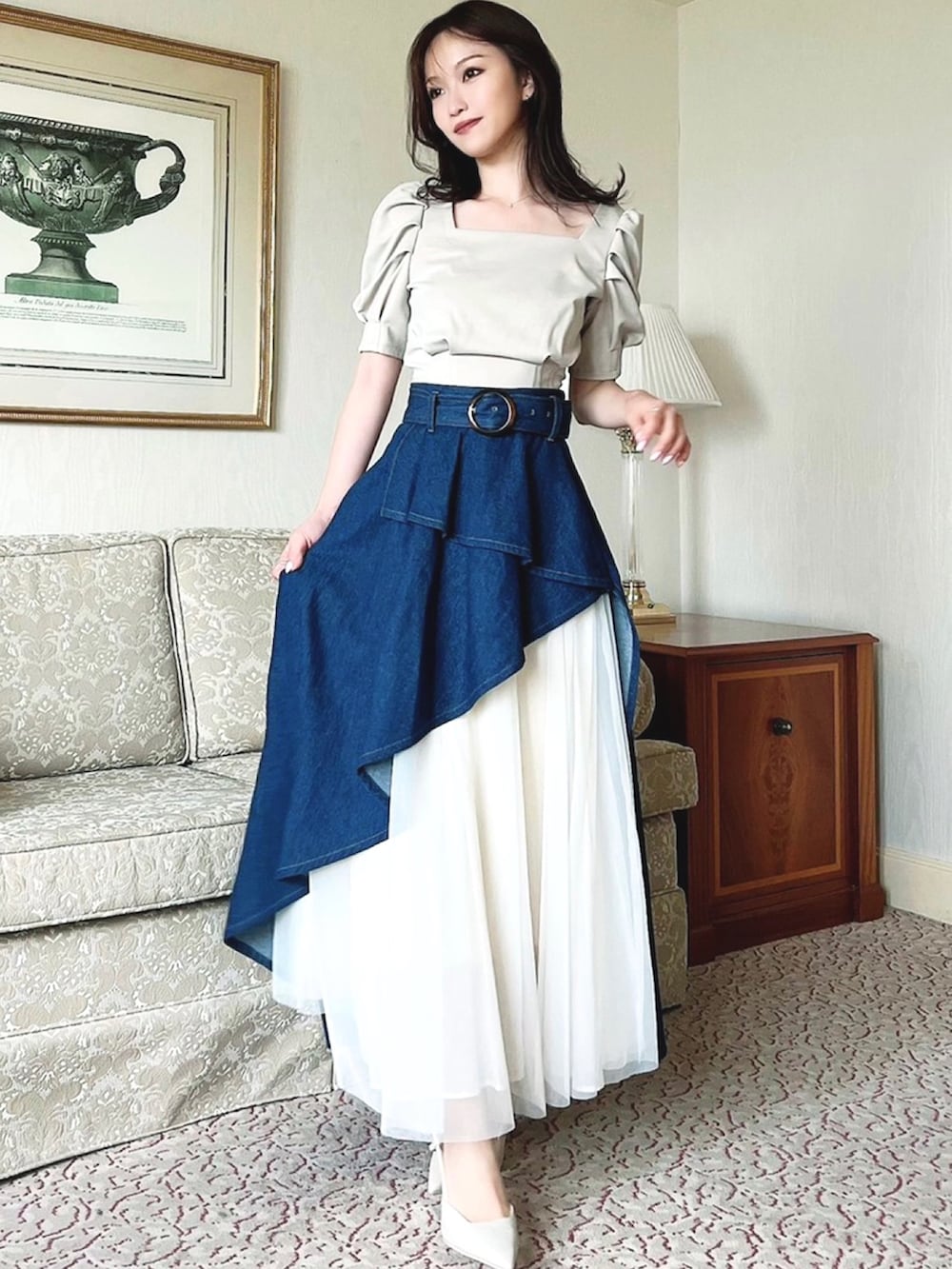 ベージュ系のTシャツ/カットソー、ベージュ系のサンダル、ブルー系のスカートを着用したレディースの夏コーディネートの2枚目の写真