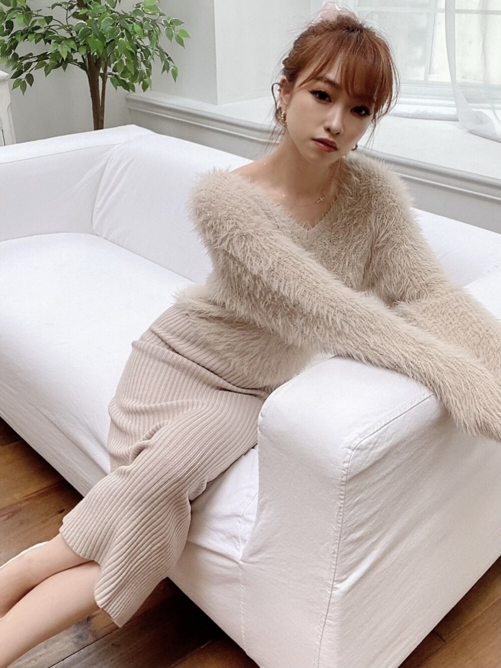 ベージュ系のワンピース、ホワイト系のパンプス、ピンク系のシュシュを着用したレディースの夏コーディネートの4枚目の写真