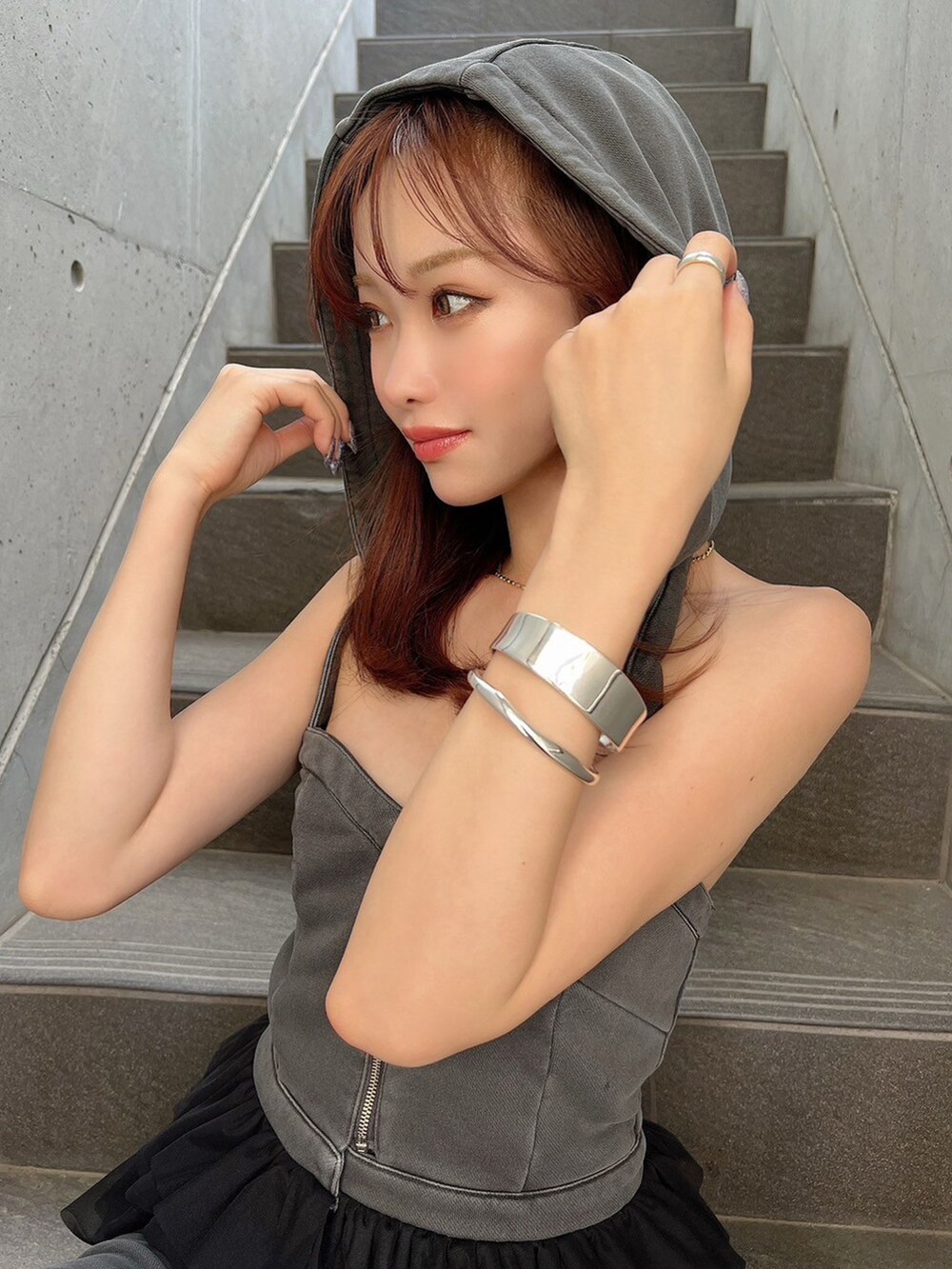 グレー系のキャミソール、グレー系のスカート、ブラック系のパンプスを着用したレディースの夏コーディネートの7枚目の写真
