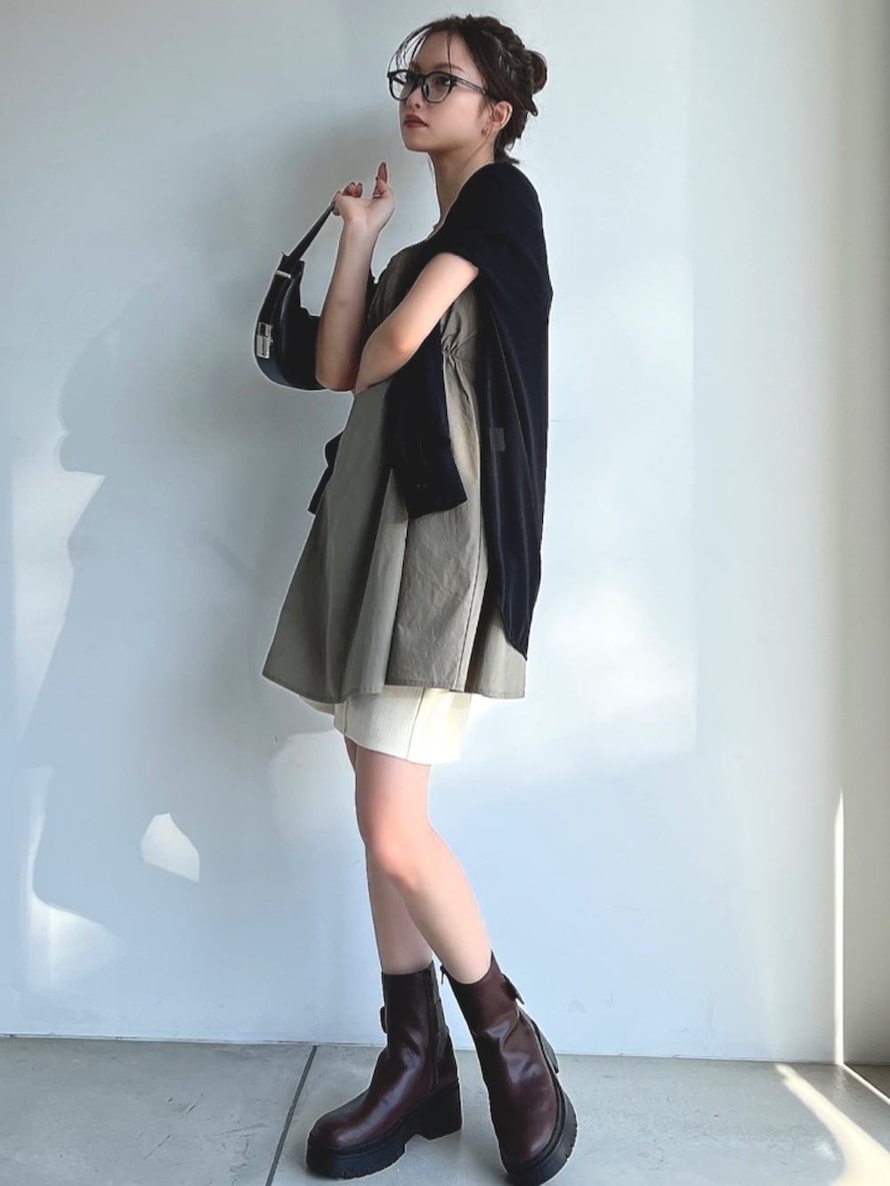 ブラック系のシャツ/ブラウス、ブラウン系のTシャツ/カットソー、ホワイト系のその他パンツを着用したレディースの春コーディネートの2枚目の写真
