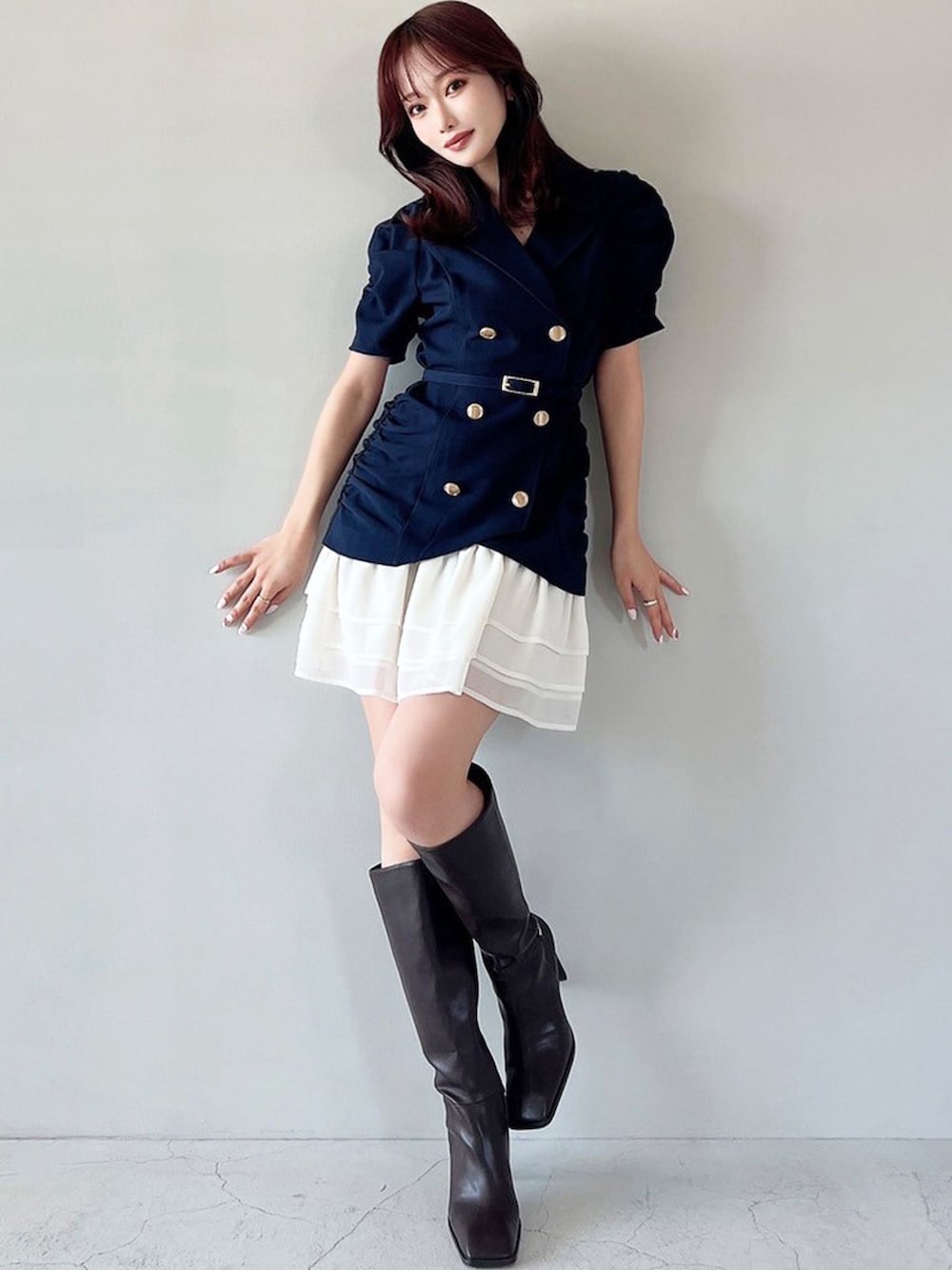 ブルー系のワンピース、ブラウン系のブーツを着用したレディースの夏コーディネートの2枚目の写真