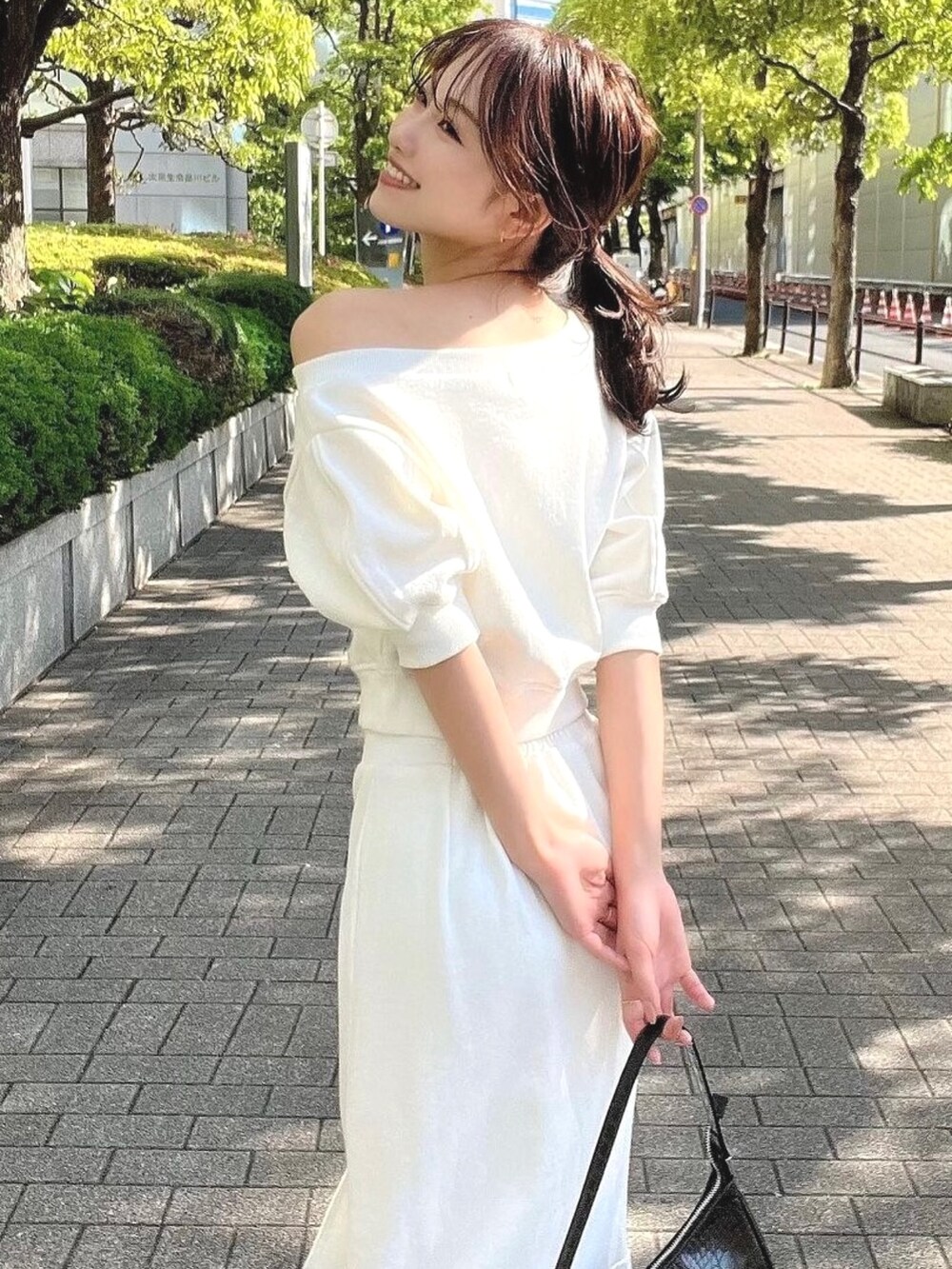 ホワイト系のスカート、ホワイト系のスウェットを着用したレディースの春コーディネートの2枚目の写真