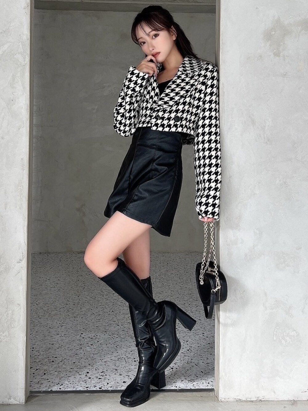 その他のその他アウター、その他のその他パンツ、ブラック系のショルダーバッグを着用したレディースの秋コーディネートの3枚目の写真