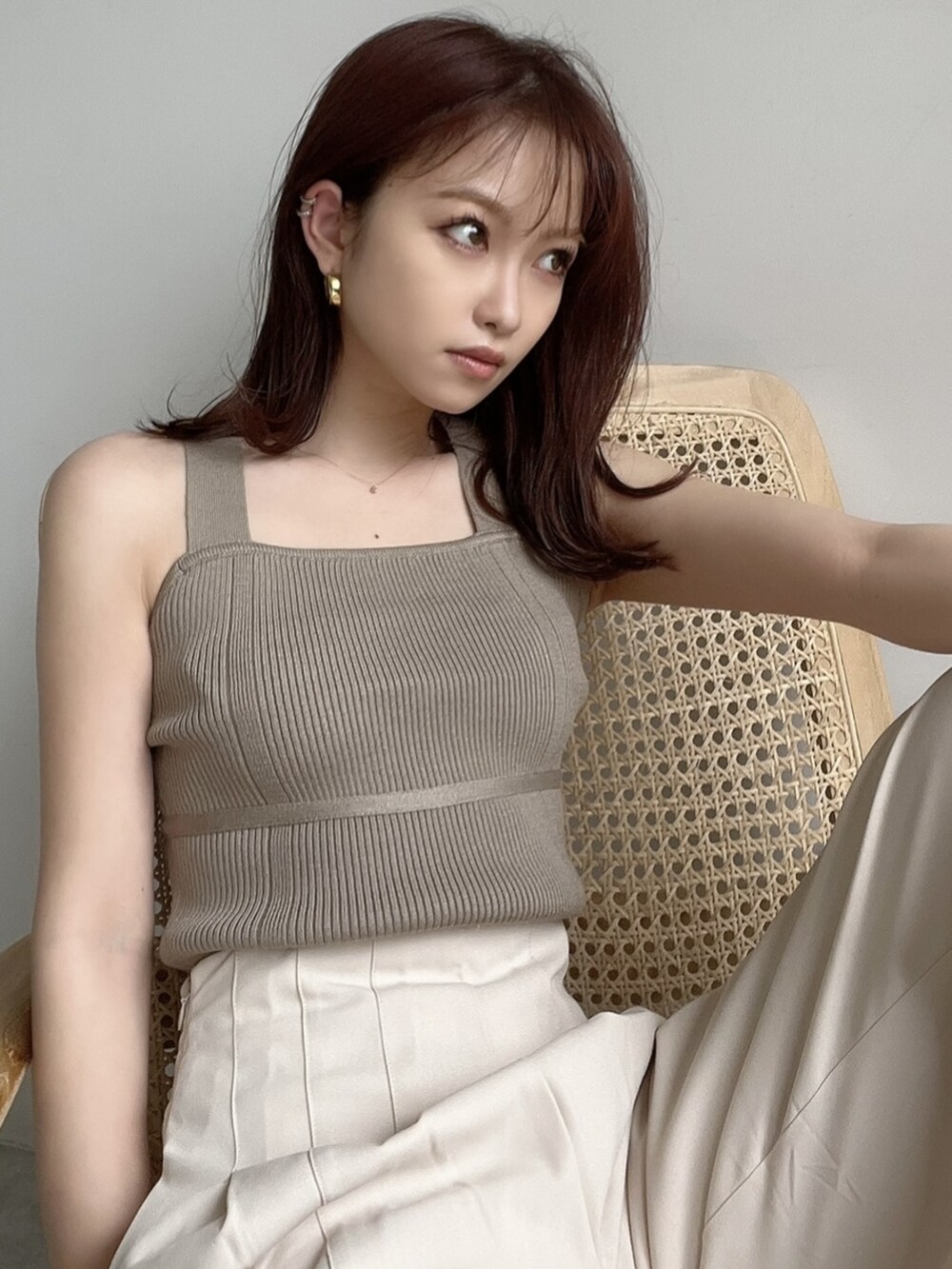 ベージュ系のサンダル、ホワイト系のその他パンツ、ベージュ系のタンクトップを着用したレディースの夏コーディネートの2枚目の写真