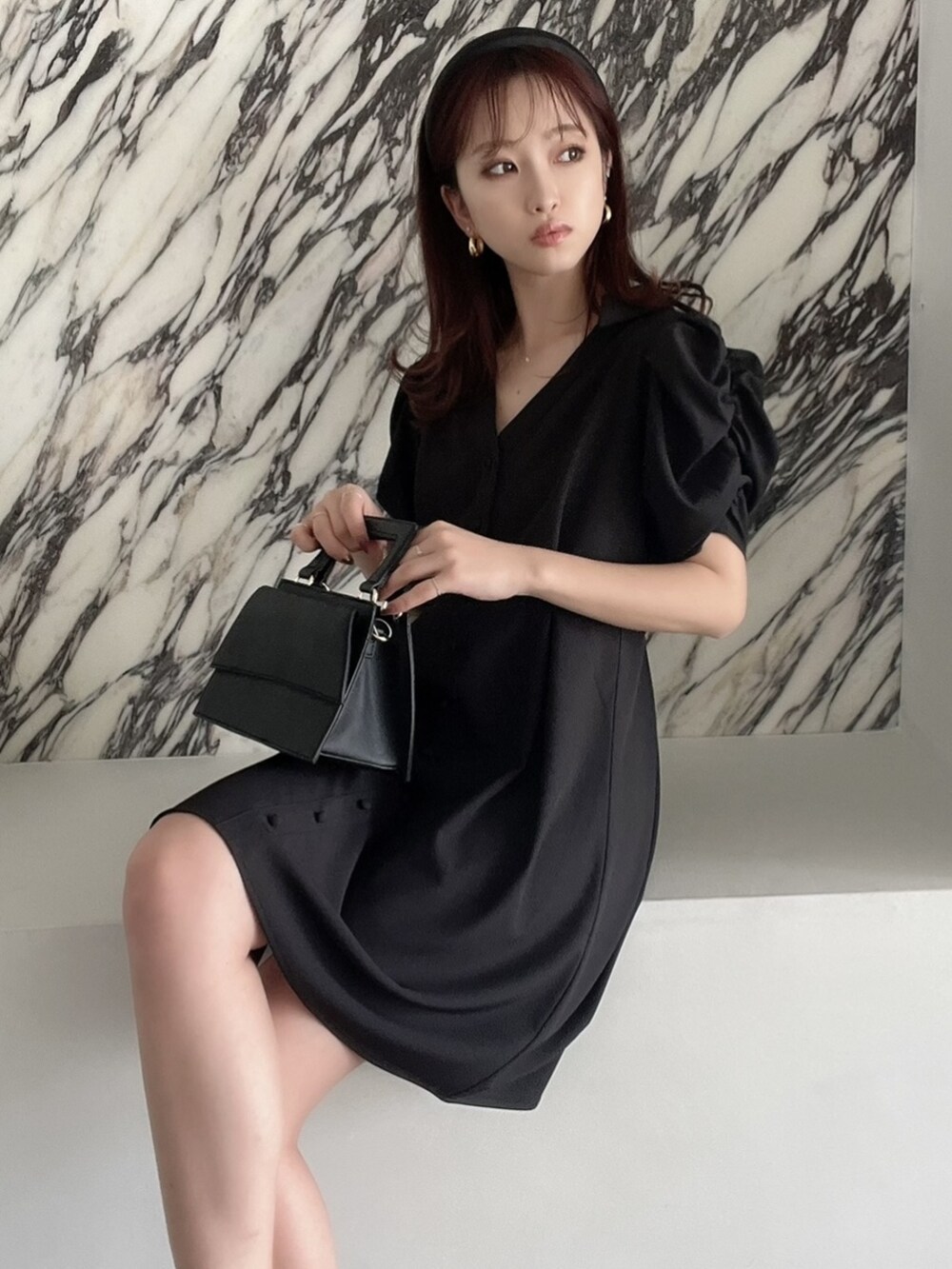 ブラック系のショルダーバッグ、ブラック系のシャツワンピース、ブラック系のカチューシャを着用したレディースの春コーディネートの2枚目の写真