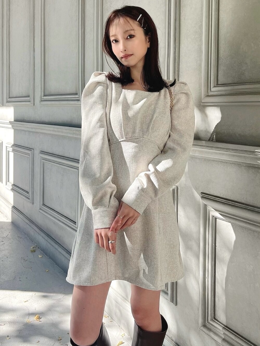 ホワイト系のワンピース、ベージュ系のハンドバッグを着用したレディースの秋コーディネートの3枚目の写真