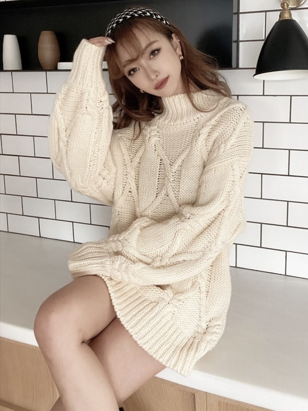 ブラック系のブーツ、ホワイト系のニット/セーターを着用したレディースの秋コーディネートの3枚目の写真