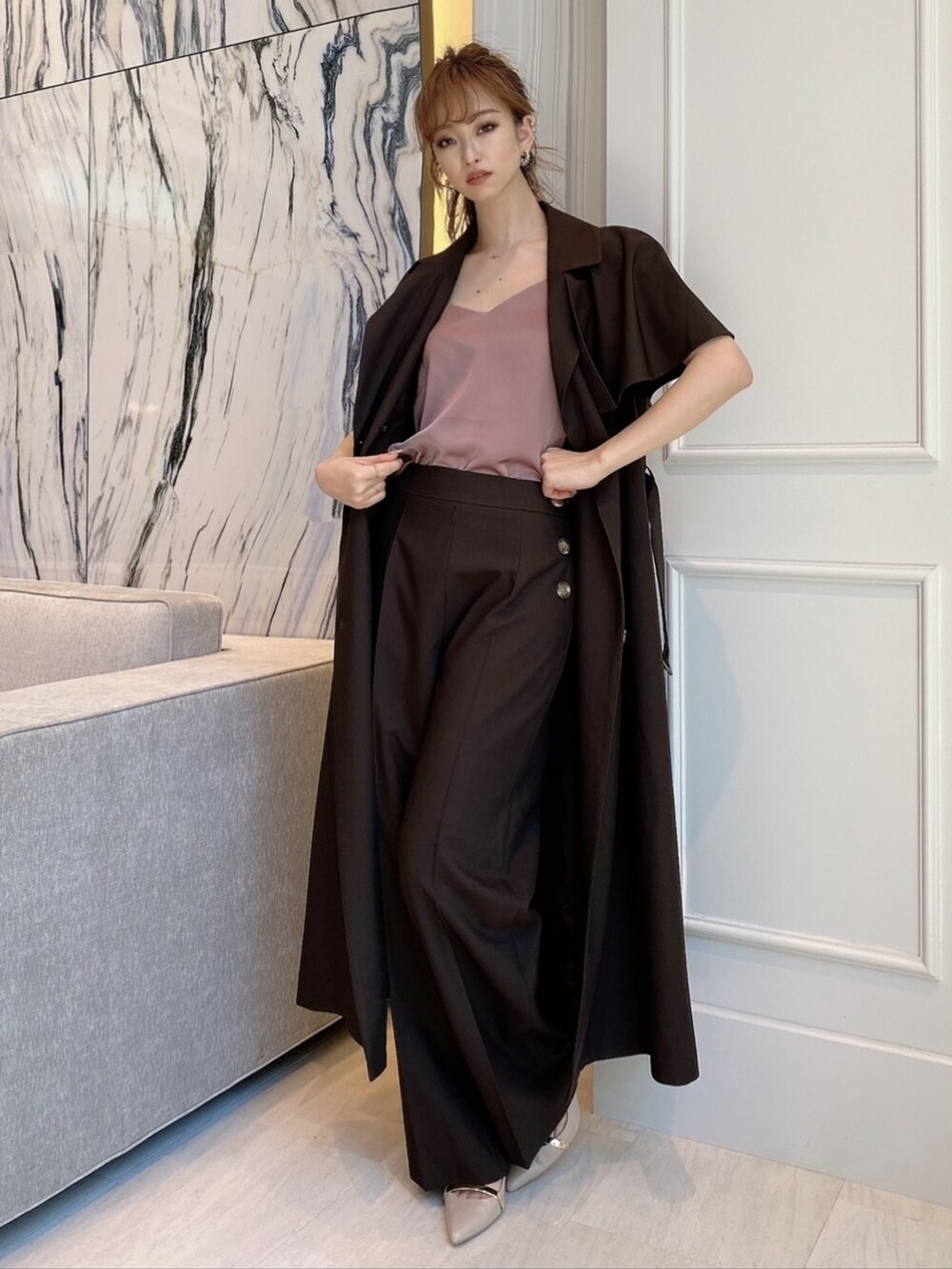 ブラウン系のその他アウター、ピンク系のキャミソール、ベージュ系のサンダルを着用したレディースの夏コーディネートの3枚目の写真