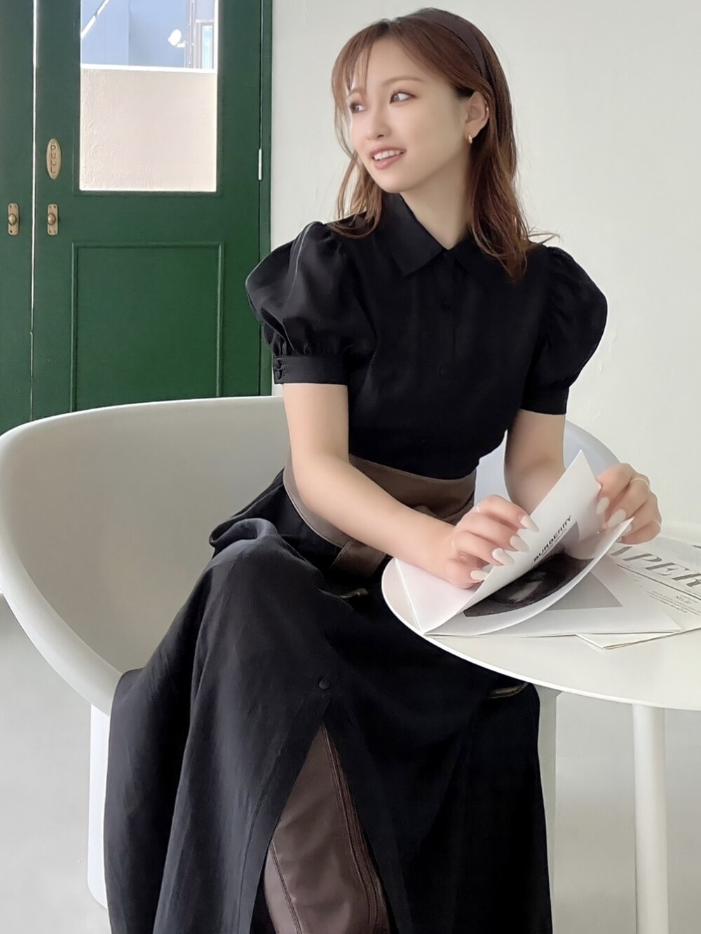 ブラック系のワンピース、ベージュ系のベルトを着用したレディースの夏コーディネートの2枚目の写真