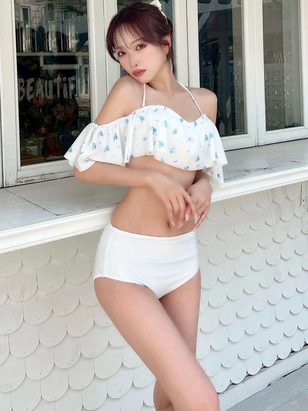 ホワイト系の水着を着用したレディースの春コーディネートの3枚目の写真