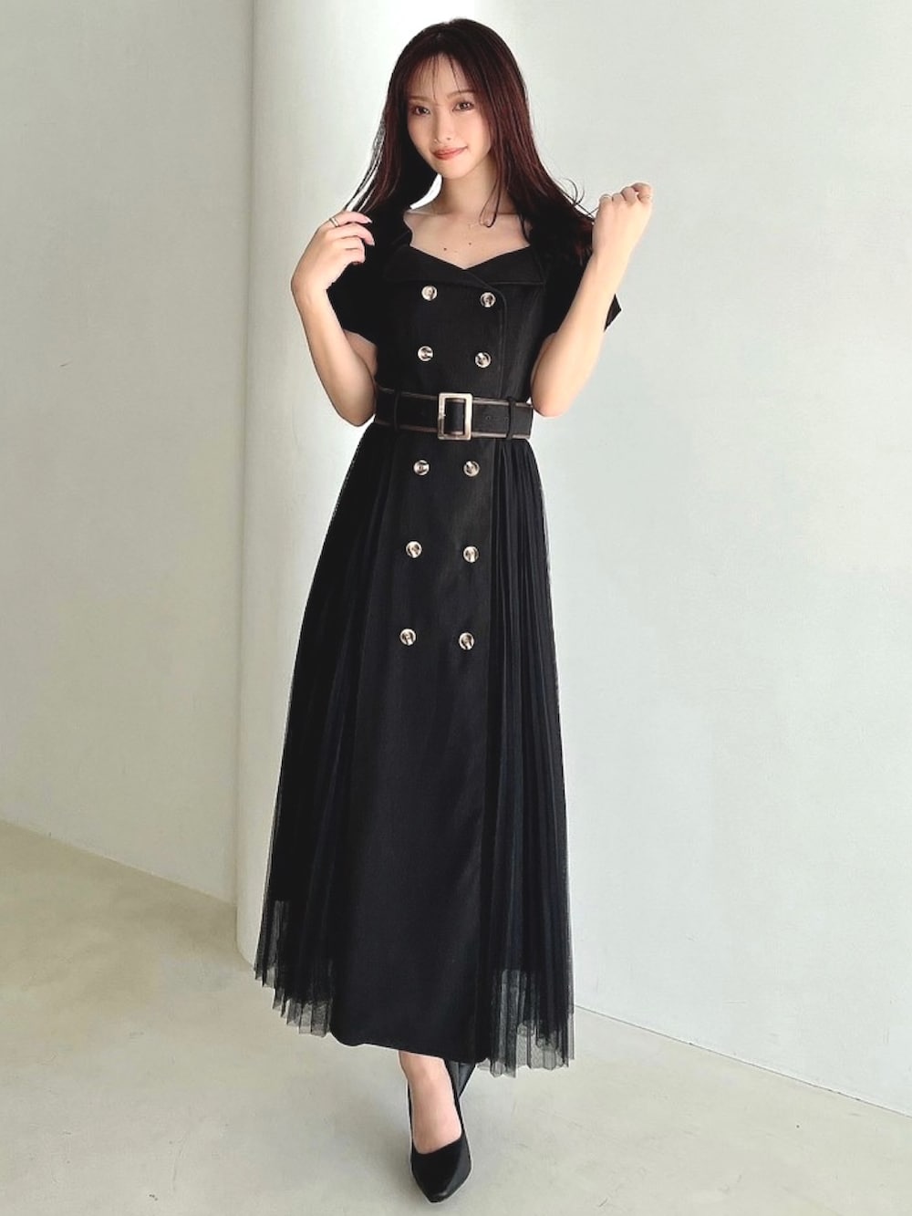 ブラック系のワンピースを着用したレディースの春コーディネートの2枚目の写真