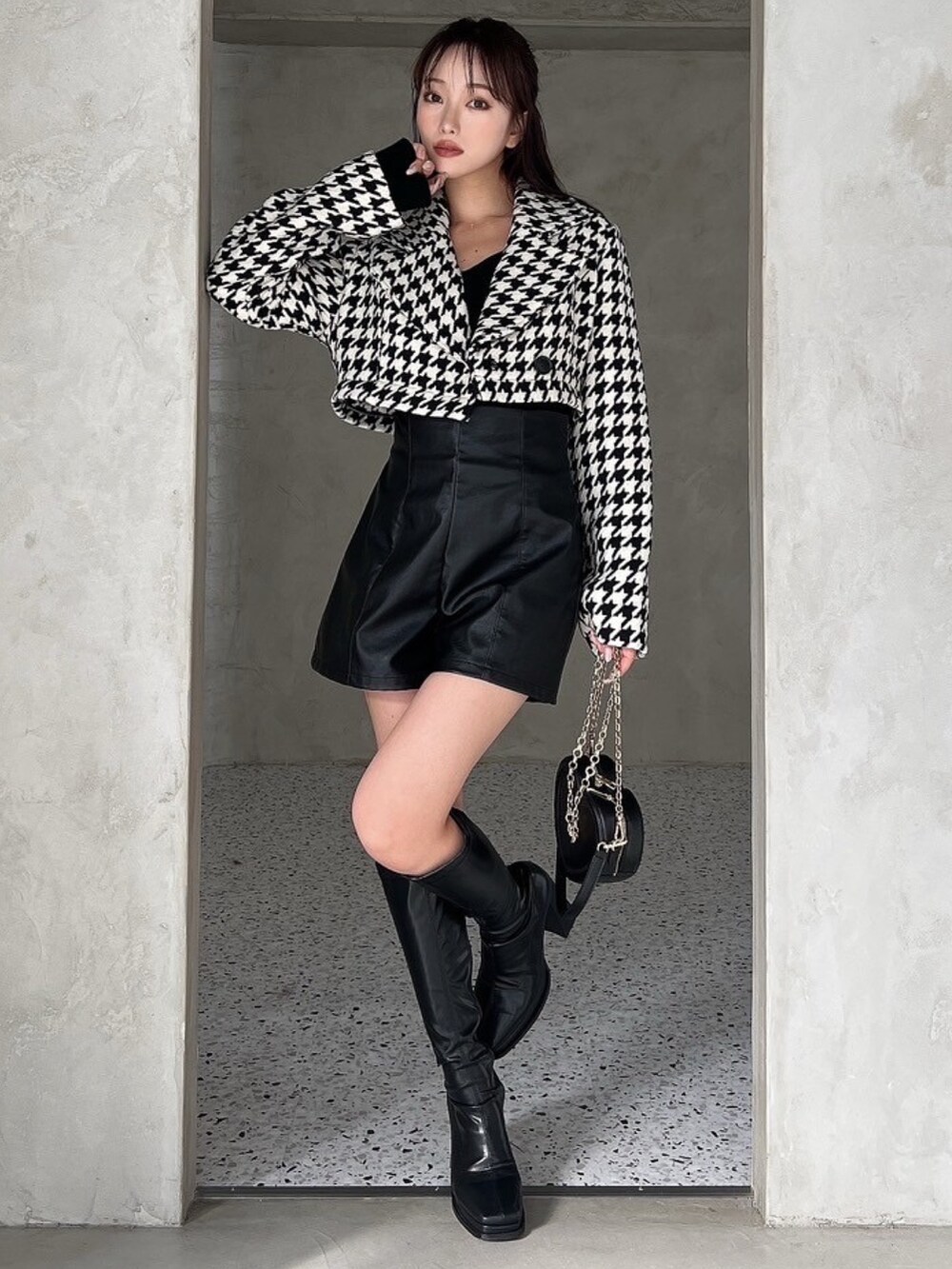 その他のその他アウター、その他のその他パンツ、ブラック系のショルダーバッグを着用したレディースの秋コーディネートの2枚目の写真