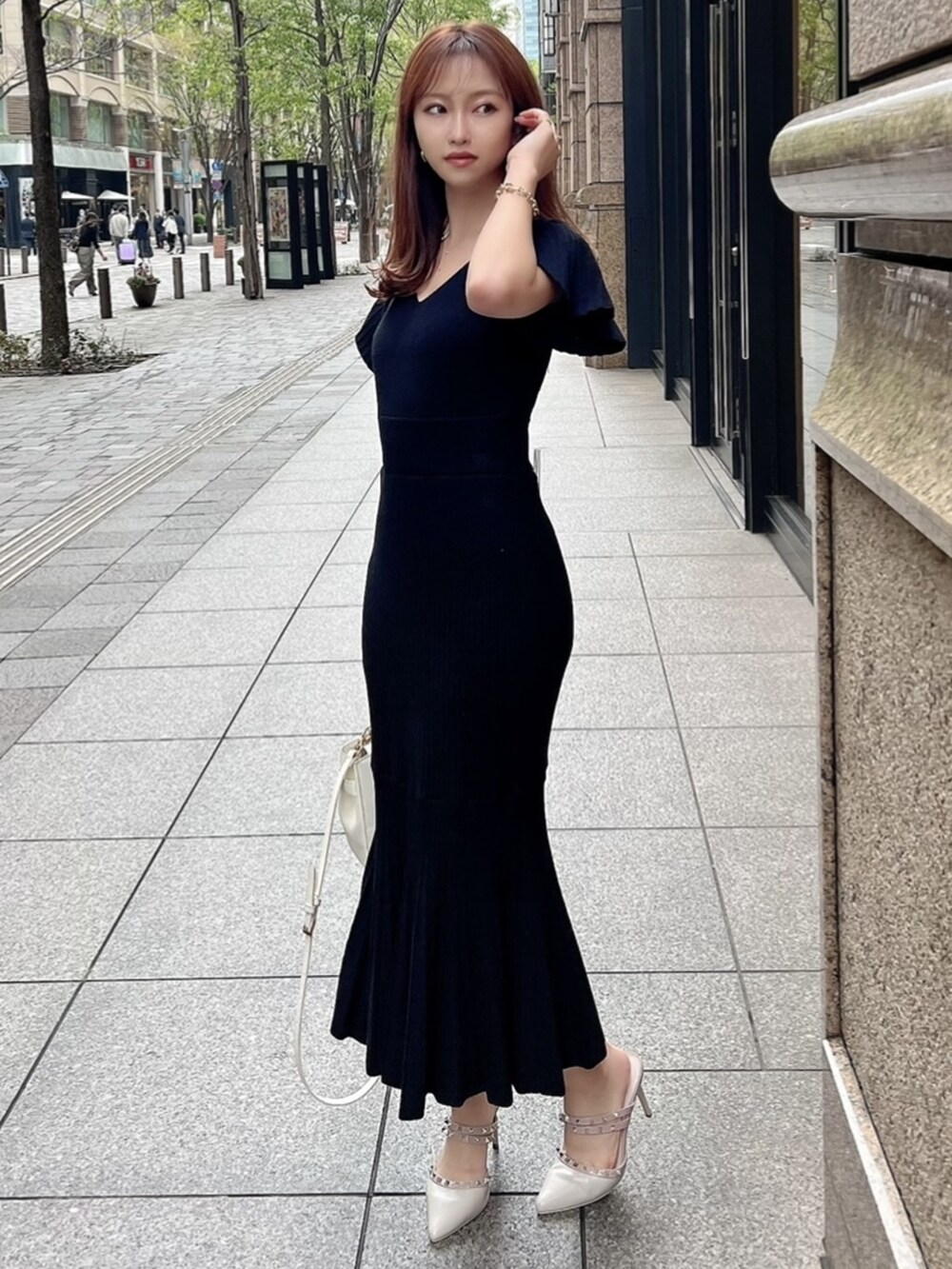 ブラック系のワンピースを着用したレディースの春コーディネートの5枚目の写真