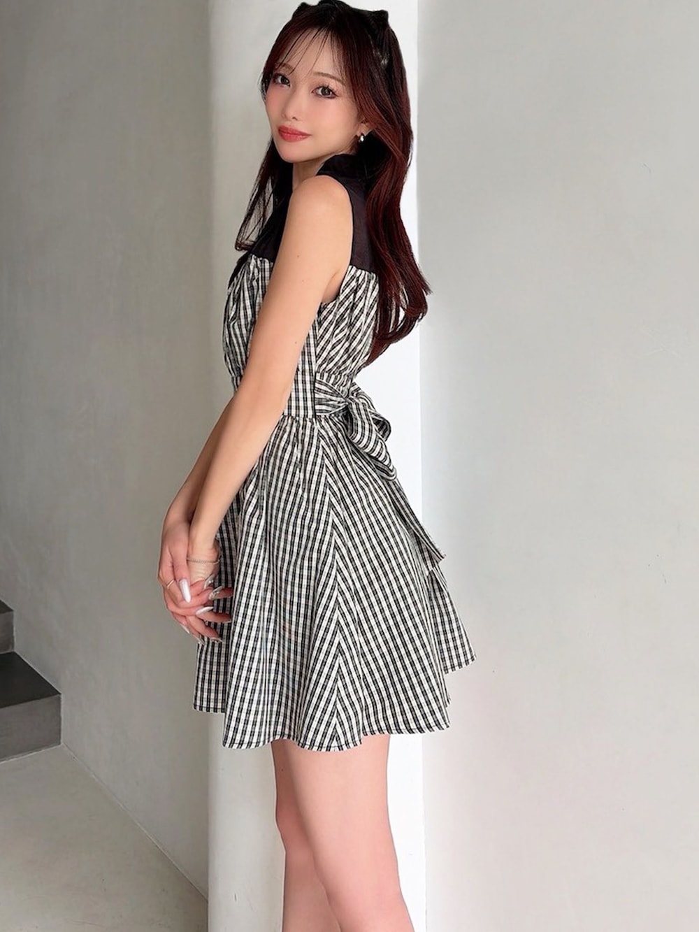 その他のワンピース、ブラック系のサンダルを着用したレディースの春コーディネートの2枚目の写真