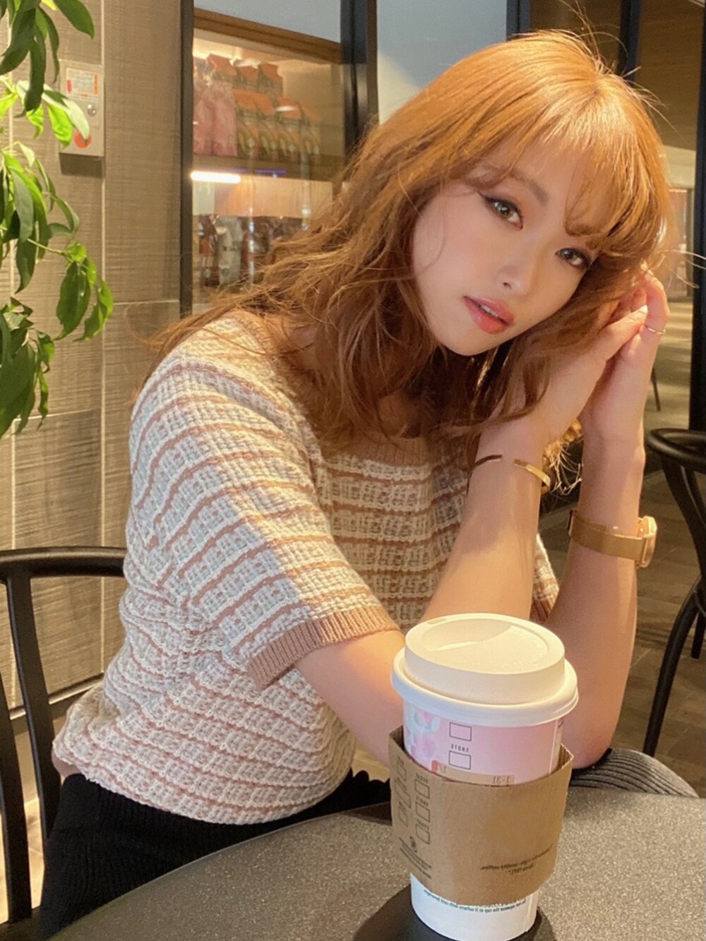 ブラック系のスカートを着用したレディースの春コーディネートの2枚目の写真