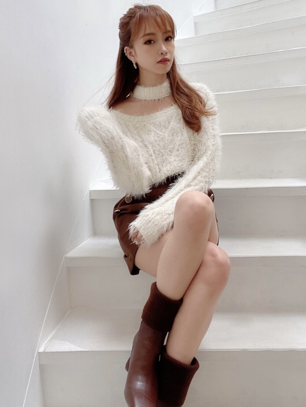 ホワイト系のニット/セーター、ブラウン系のその他パンツ、ブラウン系のブーツを着用したレディースの夏コーディネートの4枚目の写真