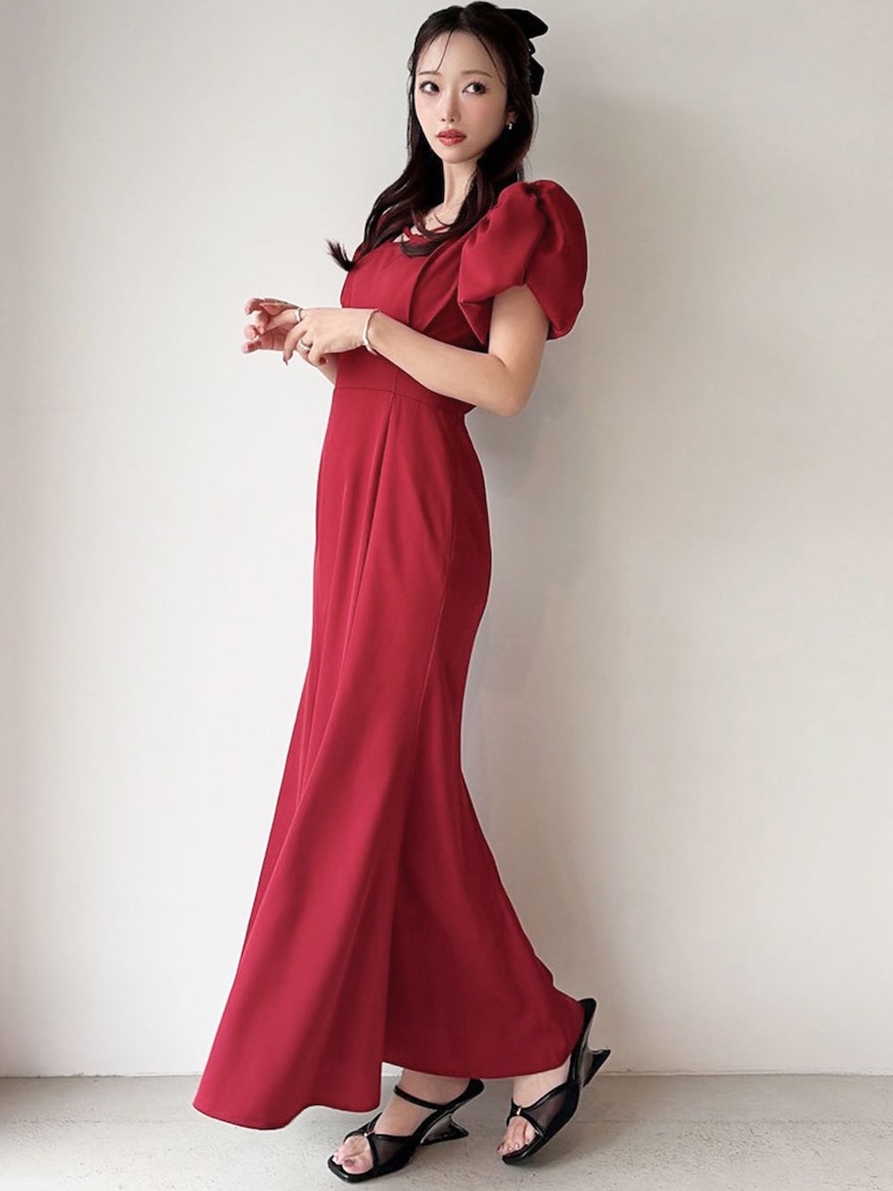 レッド系のワンピースを着用したレディースの春コーディネートの2枚目の写真