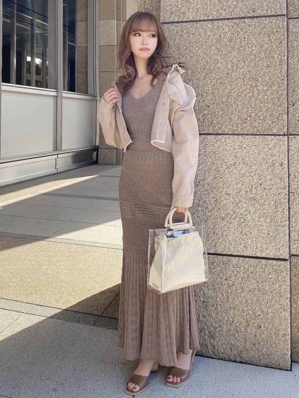 ベージュ系のサンダルを着用したレディースの春コーディネートの3枚目の写真