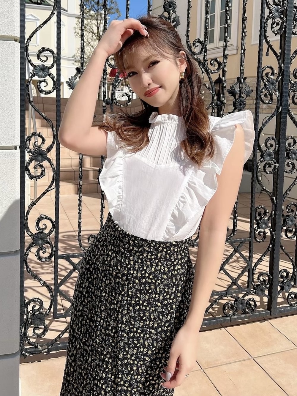 ブラック系のサンダル、ホワイト系のシャツ/ブラウス、その他のスカートを着用したレディースの春コーディネートの3枚目の写真