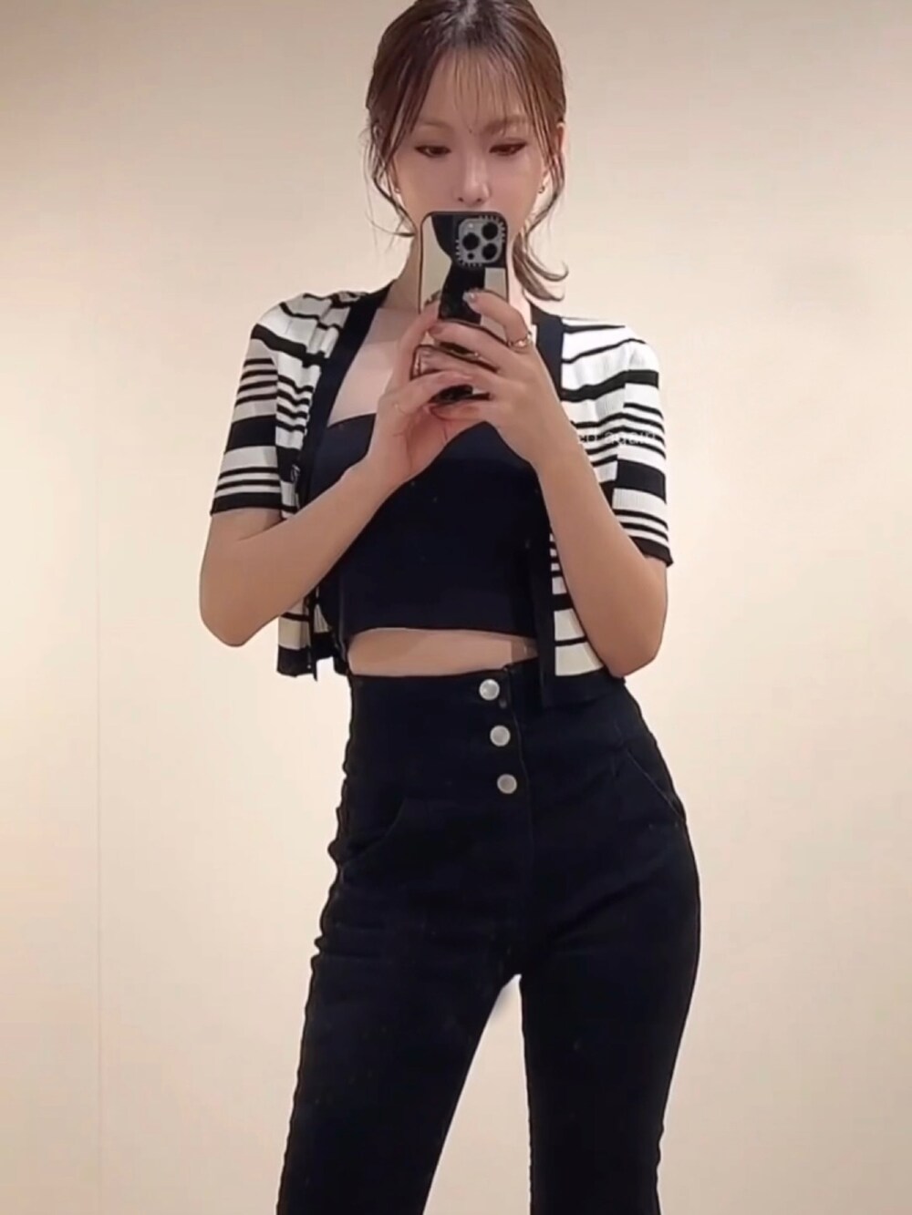 その他のカーディガン/ボレロ、ブラック系のデニムパンツを着用したレディースの夏コーディネートの2枚目の写真