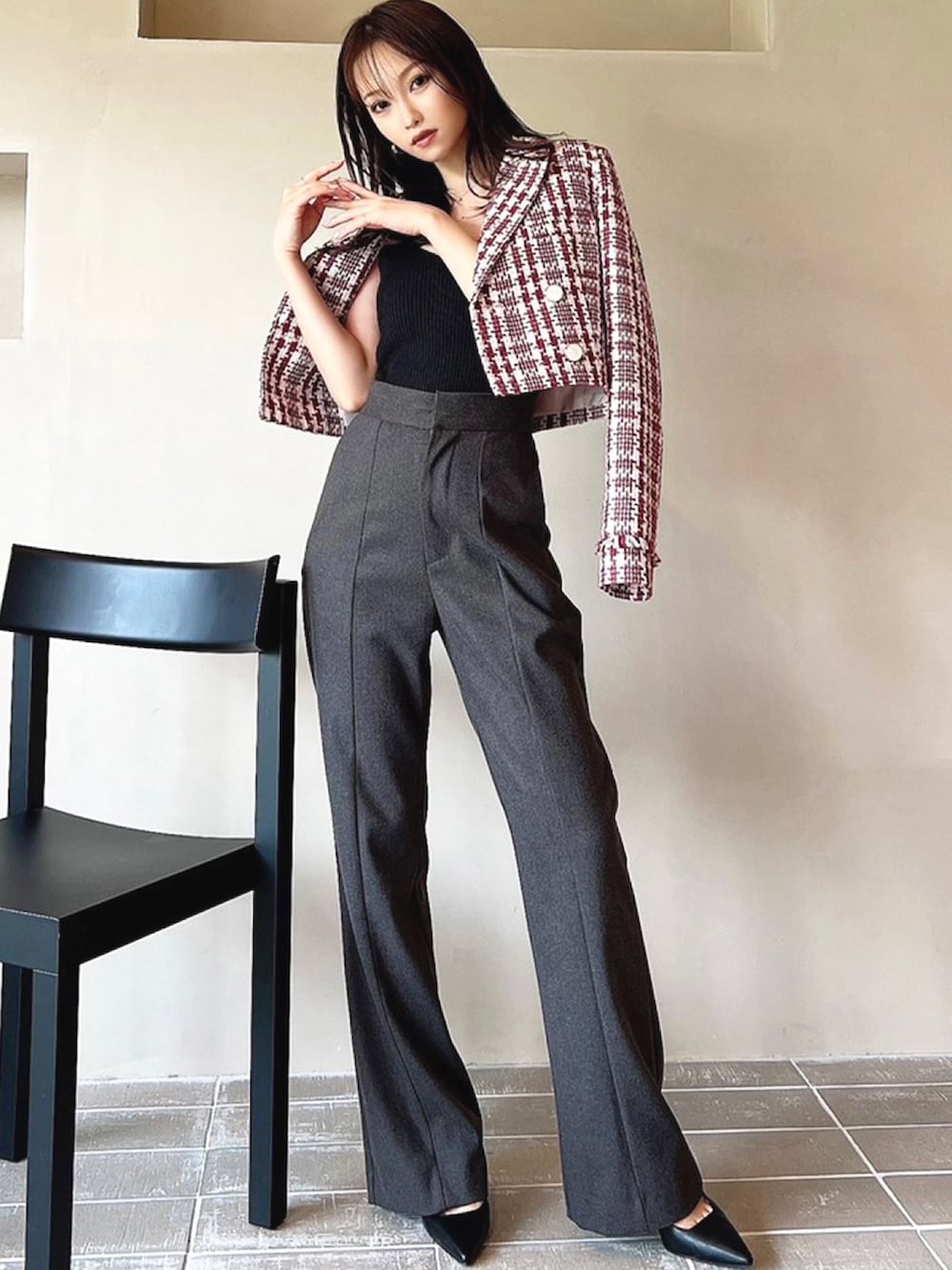 レッド系のテーラードジャケット、グレー系のその他パンツ、ブラック系のサンダルを着用したレディースの秋コーディネートの2枚目の写真