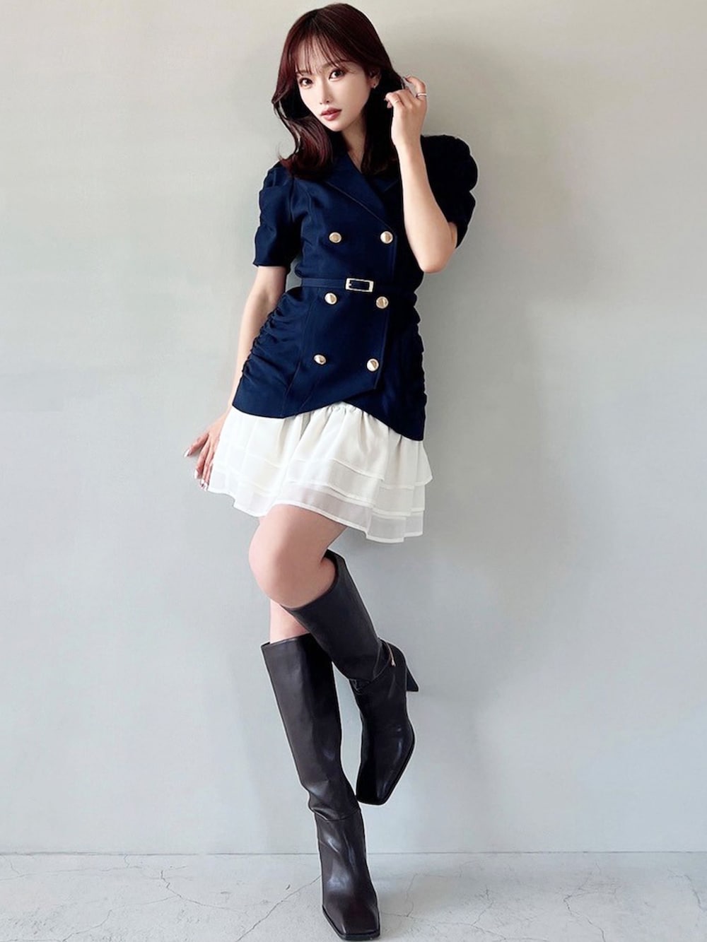 ブルー系のワンピース、ブラウン系のブーツを着用したレディースの夏コーディネートの4枚目の写真