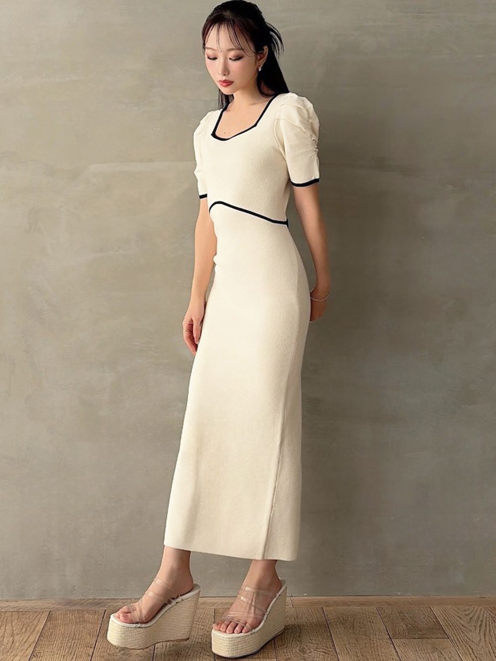 ホワイト系のワンピース、ホワイト系のサンダルを着用したレディースの春コーディネートの2枚目の写真