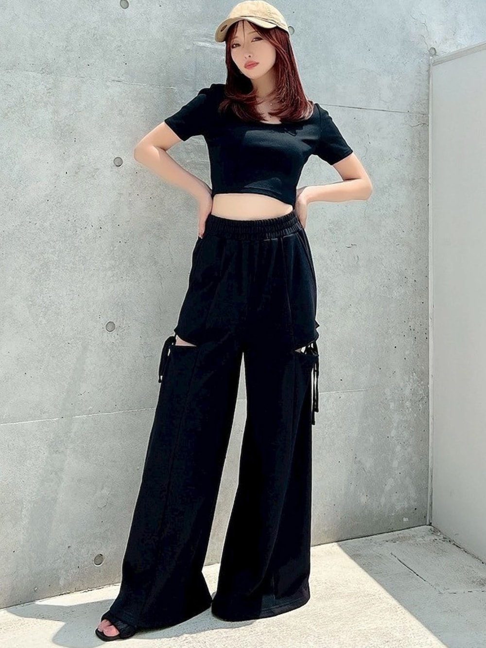 ブラック系のTシャツ/カットソー、ブラック系のその他パンツを着用したレディースの秋コーディネートの2枚目の写真