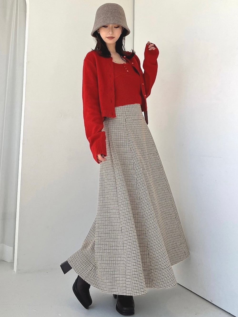 レッド系のカーディガン/ボレロ、その他のスカート、ブラウン系のショルダーバッグを着用したレディースの夏コーディネートの2枚目の写真