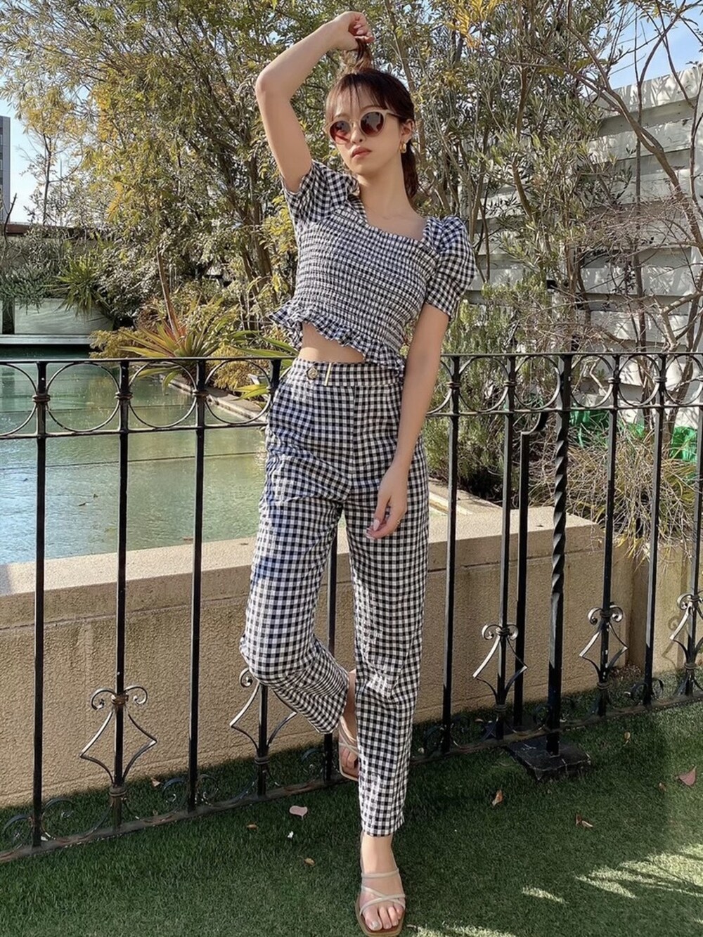 ベージュ系のサンダル、その他のシャツ/ブラウス、その他のその他パンツを着用したレディースの春コーディネートの2枚目の写真