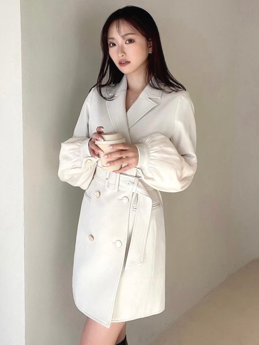 ホワイト系のワンピースを着用したレディースの冬コーディネートの2枚目の写真