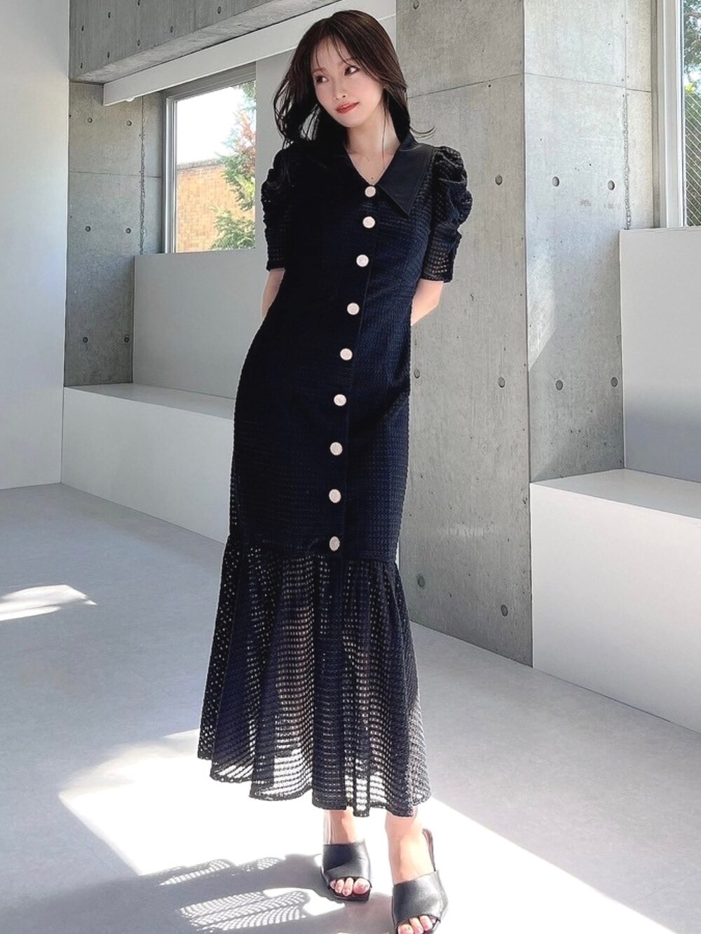 ブラック系のワンピース、ブラック系のサンダルを着用したレディースの春コーディネートの3枚目の写真