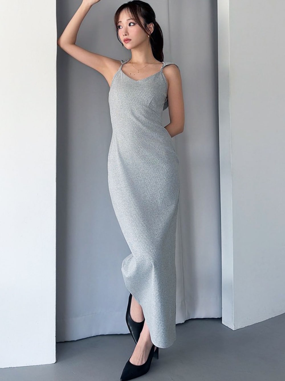 グレー系のワンピース、ブラック系のパンプスを着用したレディースの冬コーディネートの3枚目の写真