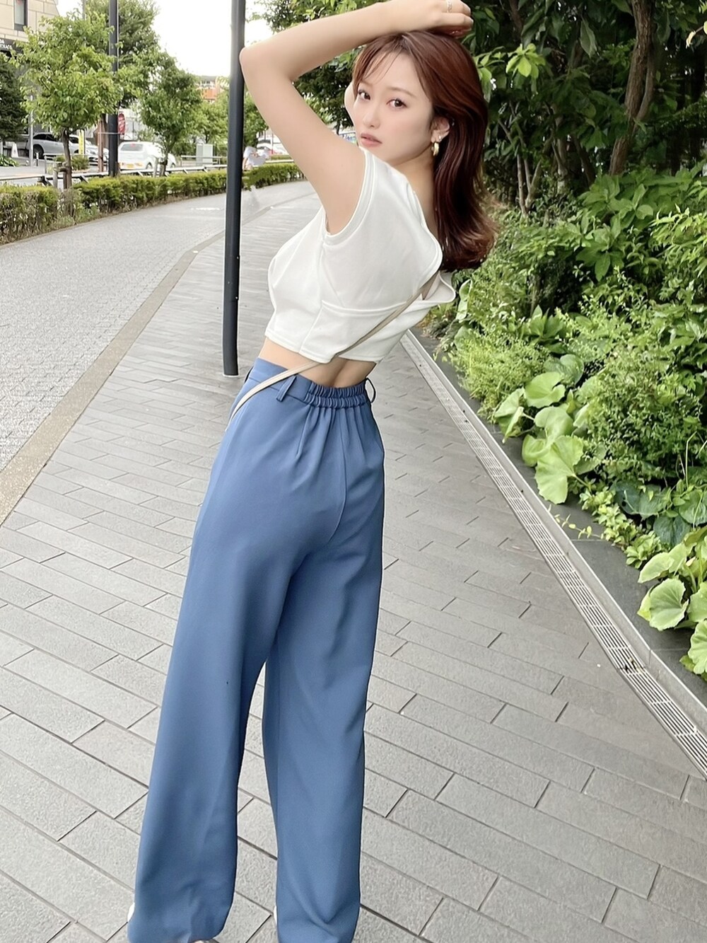 ブルー系のその他パンツ、ホワイト系のTシャツ/カットソーを着用したレディースの夏コーディネートの3枚目の写真