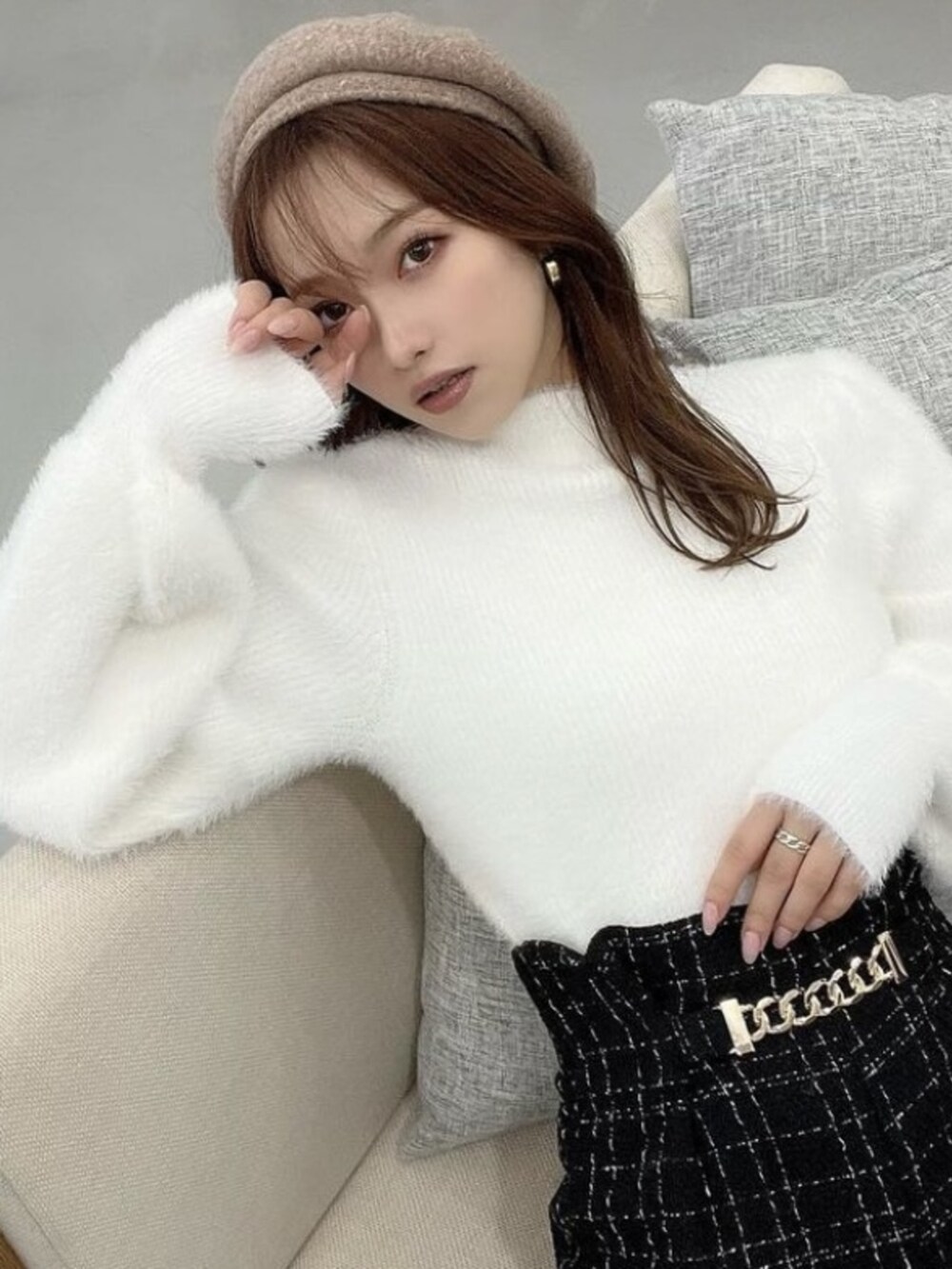 ブラック系のその他パンツ、ホワイト系のニット/セーター、ベージュ系のハンチング/ベレー帽を着用したレディースの秋コーディネートの2枚目の写真