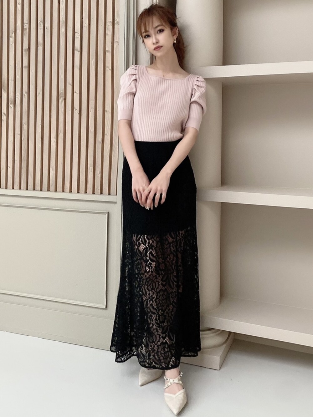 ピンク系のニット/セーター、その他のサンダル、ブラック系のスカートを着用したレディースの夏コーディネートの6枚目の写真