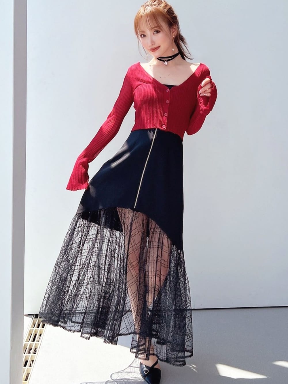 レッド系のカーディガン/ボレロ、ブラック系のスカート、ブラック系のスリッポンを着用したレディースの夏コーディネートの2枚目の写真