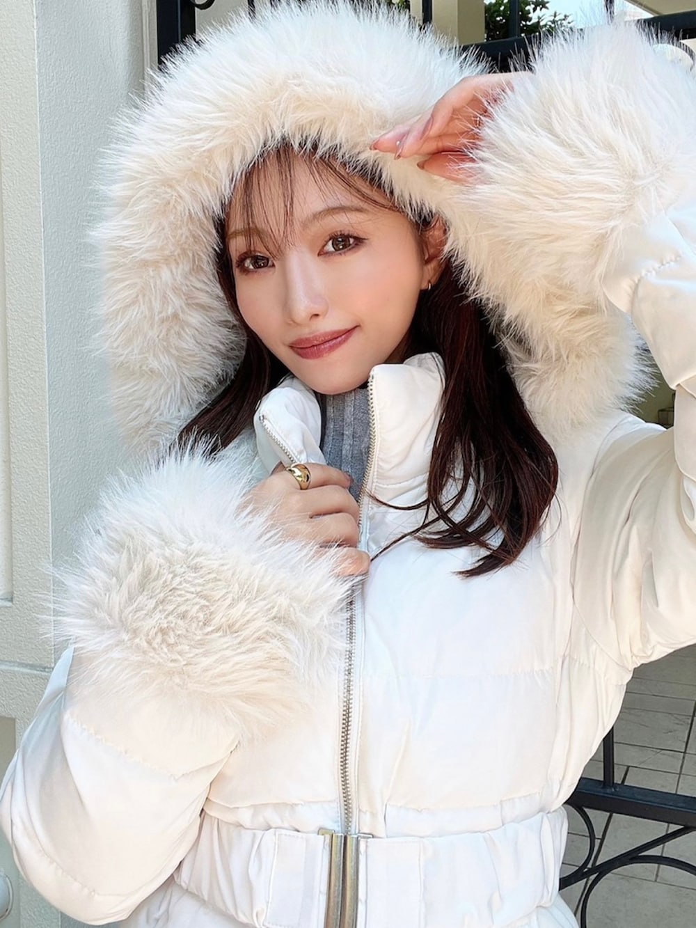 ホワイト系のダウンジャケット/コート、ブラック系のブーツ、グレー系のワンピースを着用したレディースの夏コーディネートの3枚目の写真