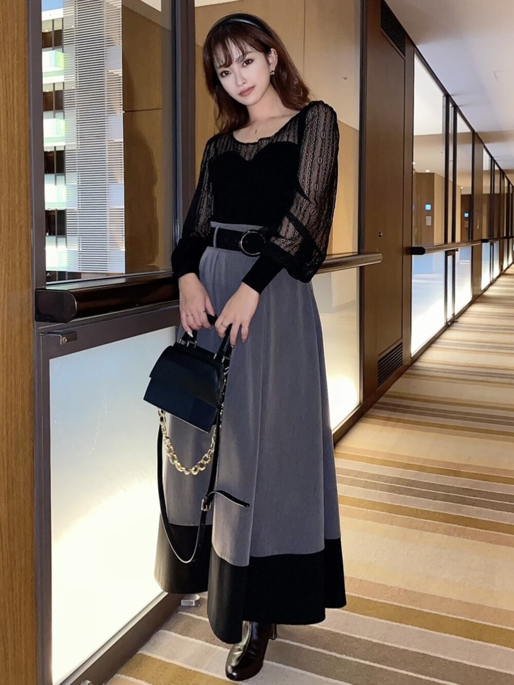 ブラウン系のブーツ、ブラック系のニット/セーター、ブラック系のスカートを着用したレディースの冬コーディネートの3枚目の写真