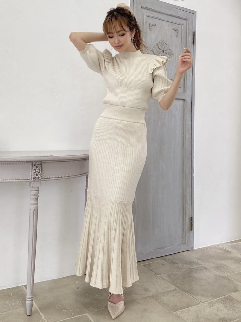 その他のサンダル、ベージュ系のワンピース、ベージュ系のシュシュを着用したレディースの夏コーディネートの2枚目の写真