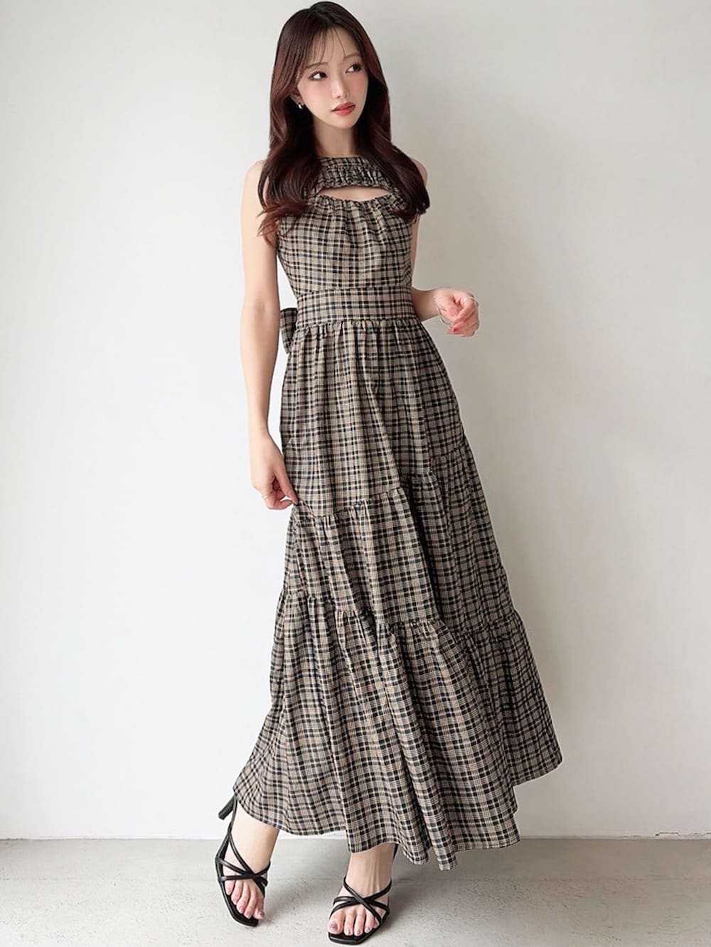 イエロー系のワンピースを着用したレディースの春コーディネートの3枚目の写真