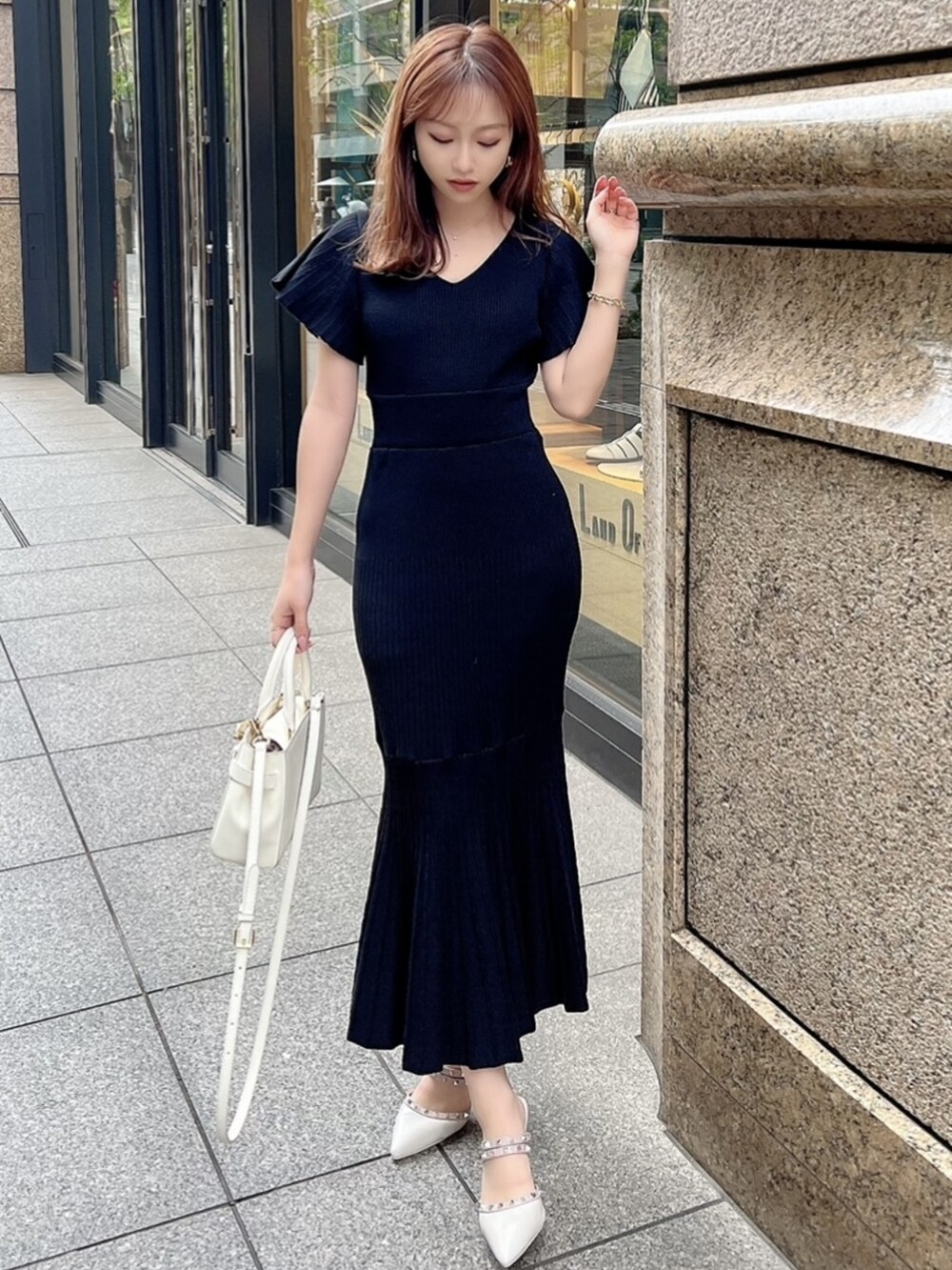 ブラック系のワンピースを着用したレディースの春コーディネートの4枚目の写真