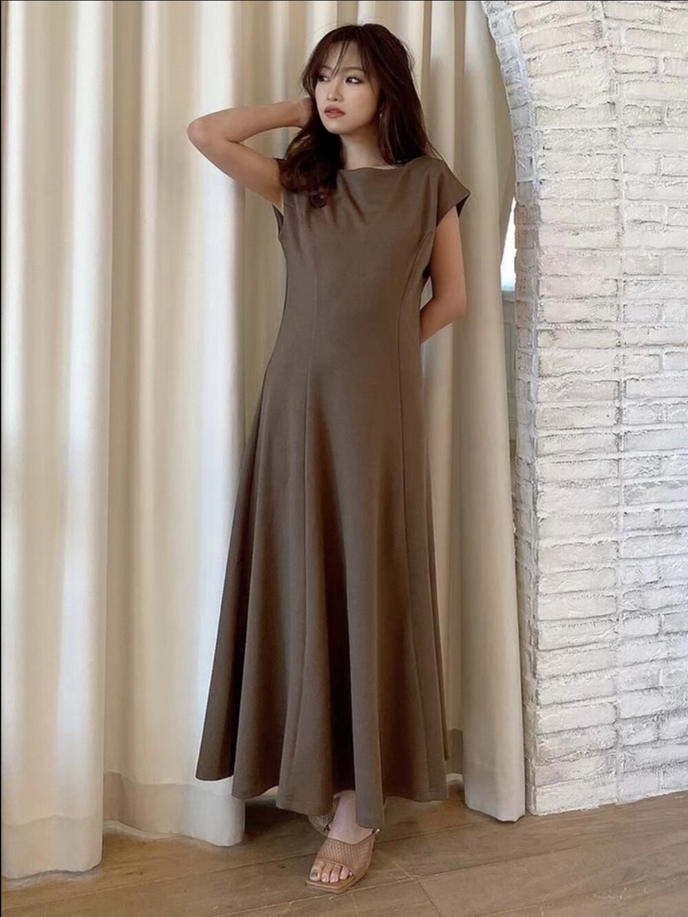 ブラウン系のワンピース、その他のサンダルを着用したレディースの春コーディネートの4枚目の写真