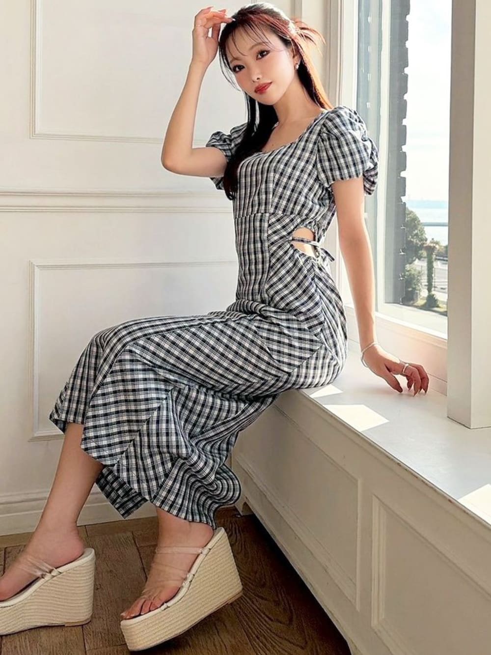 ブルー系のワンピース、ホワイト系のサンダルを着用したレディースの春コーディネートの2枚目の写真