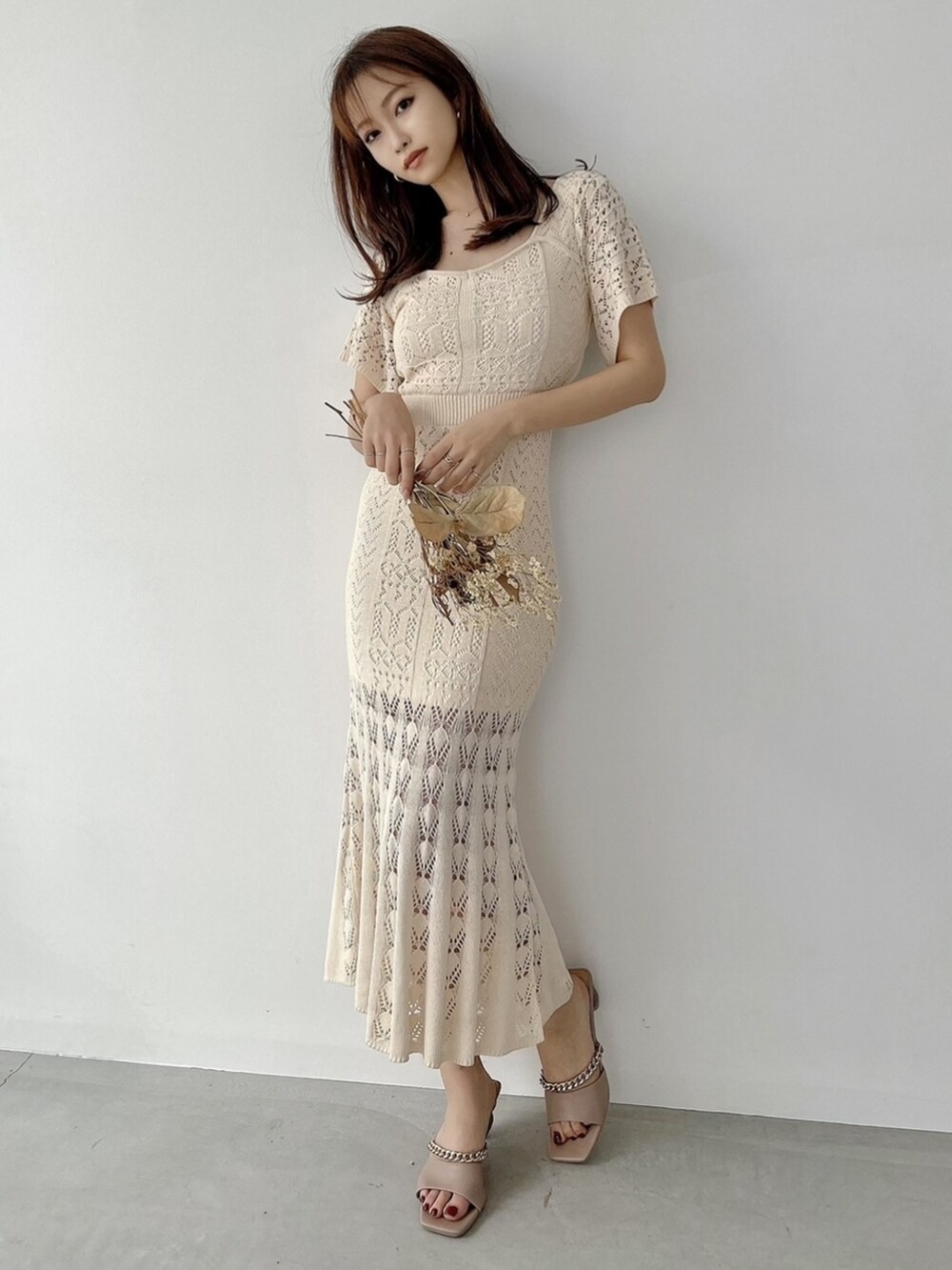 ホワイト系のワンピース、ベージュ系のサンダルを着用したレディースの春コーディネートの3枚目の写真