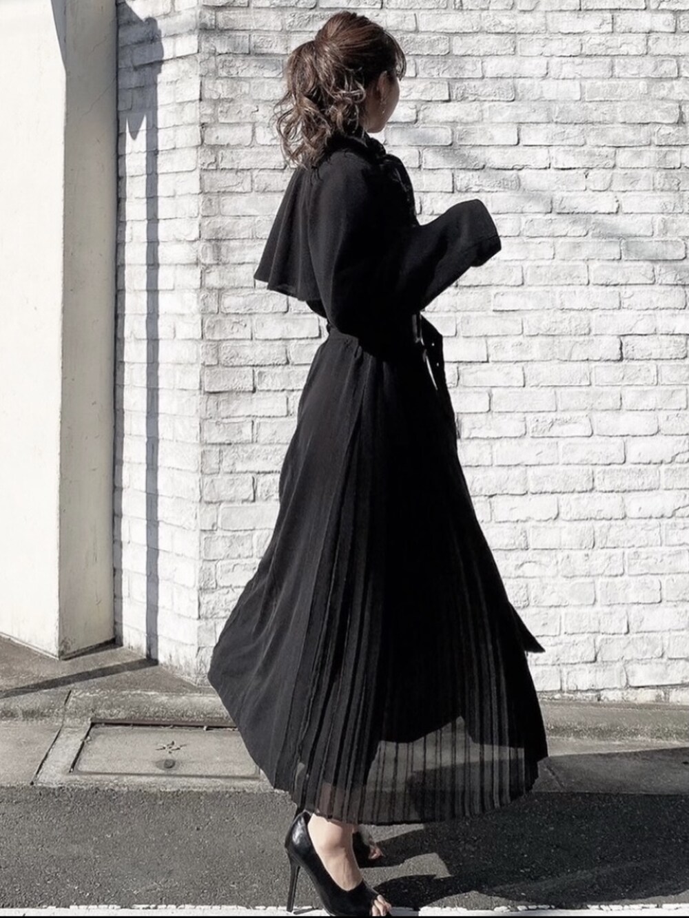 ブラック系のバンダナ/スカーフを着用したレディースの冬コーディネートの2枚目の写真