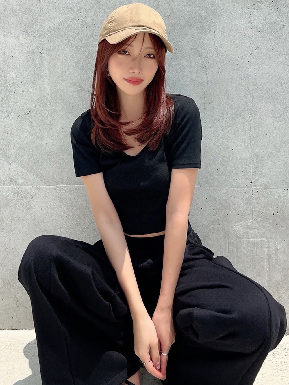 ブラック系のTシャツ/カットソー、ブラック系のその他パンツを着用したレディースの秋コーディネートの4枚目の写真