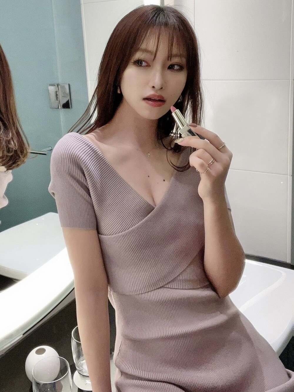 ピンク系のワンピースを着用したレディースの春コーディネートの2枚目の写真