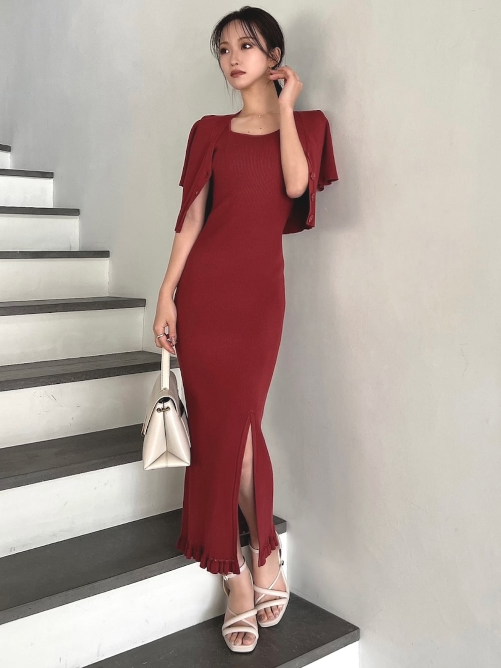 レッド系のワンピース、レッド系のカーディガン/ボレロ、ホワイト系のサンダルを着用したレディースの夏コーディネートの5枚目の写真