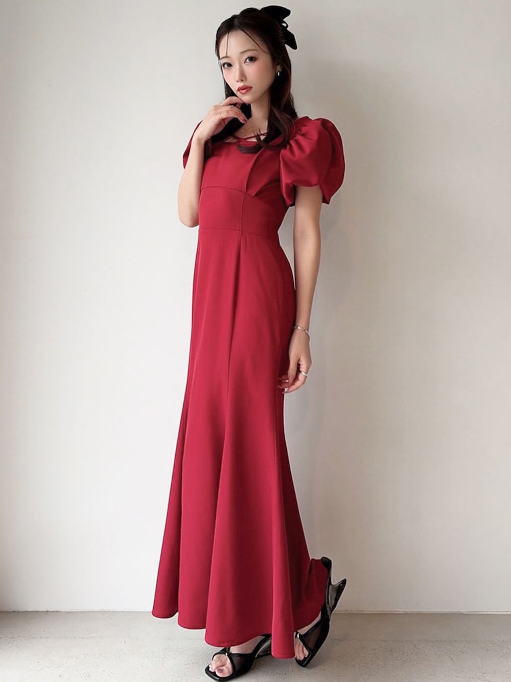 レッド系のワンピースを着用したレディースの春コーディネートの3枚目の写真